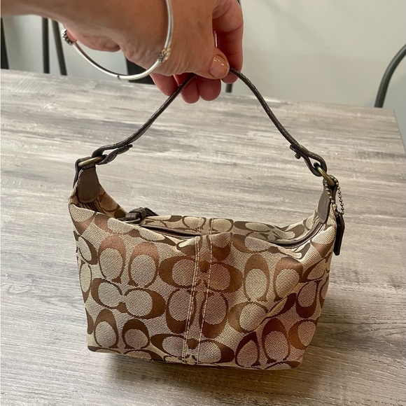 Coach Handbags - Coach Classic!